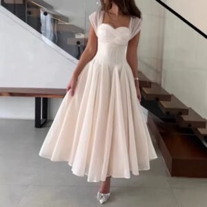 فستان نسائي متوسط الطول بتصميم جديد لعام 2025 مع حزام خصر وتنفض باللونين الأبيض والوردي على الطراز الفرنسي اللطيف والناعم